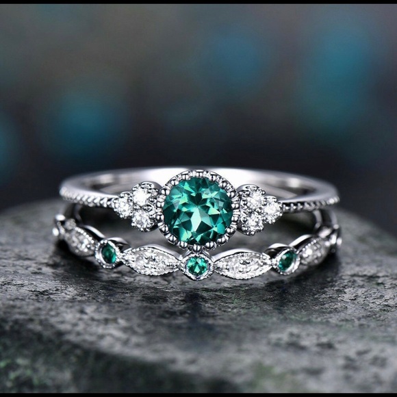 2 Silver Rings Women’s 7.25 Faux Emerald Green Rhinestone Cocktail Jewelry - Picture 1 of 12